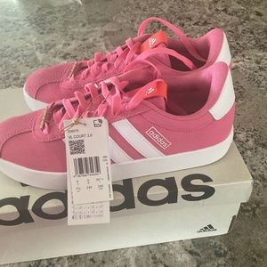 Adidas NWT women’s pink suede VL Court 3.0 true to size  7.5 size shoes